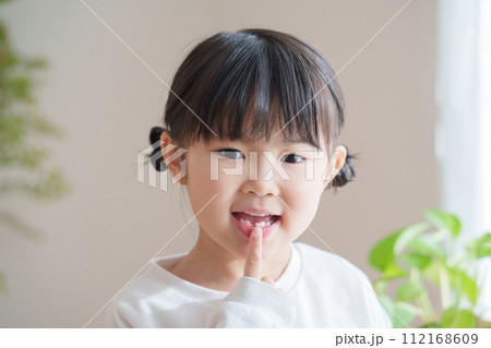 乳歯が抜けた子供 乳歯が抜けた子供 112168609