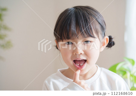 乳歯が抜けた子供 112168610