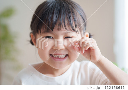 乳歯が抜けた子供 乳歯が抜けた子供 112168611