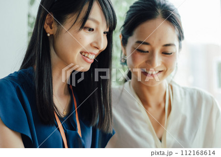 コーチングを受けるミドル女性 112168614