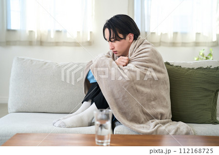 寒気がする男性 寒気がする男性 112168725