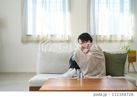 寒気がする男性 寒気がする男性 112168726