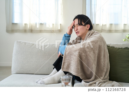 寒気がする男性 112168728