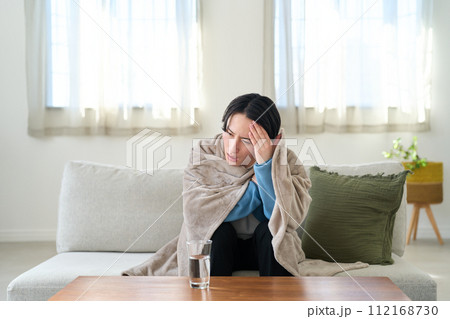 寒気がする男性 寒気がする男性 112168730