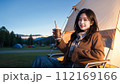 ソロキャンプでホットコーヒーを飲む女性 112169166
