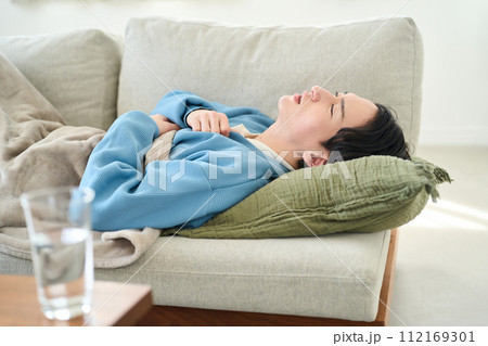 体調不良で寝込む男性 体調不良で寝込む男性 112169301