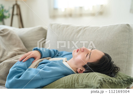 体調不良で寝込む男性 112169304