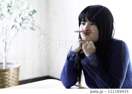 勉強に飽きる若い女性 勉強に飽きる若い女性 112169435