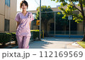 医療に従事する女性 112169569