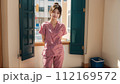 医療に従事する女性 112169572
