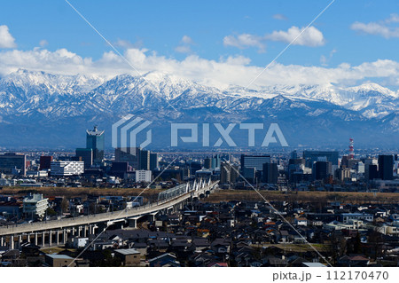 呉羽山から望む北アルプス立山連峰と富山市市街地と北陸新幹線 呉羽山から望む北アルプス立山連峰と富山市市街地と北陸新幹線 112170470