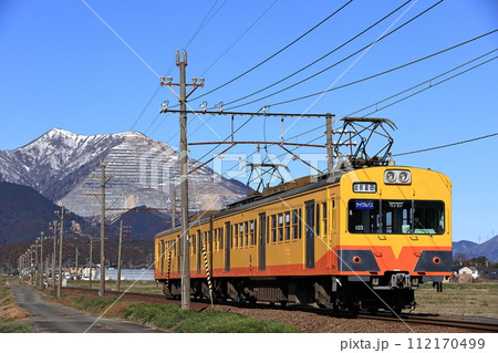 冬の藤原岳と三岐鉄道三岐線 112170499