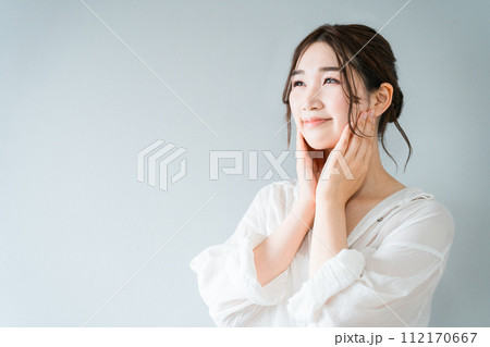 美容・スキンケア・基礎化粧品のイメージのナチュラルな美肌・美白の女性 112170667