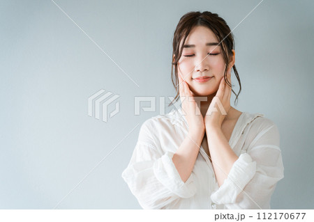 美容・スキンケア・基礎化粧品のイメージのナチュラルな美肌・美白の女性 112170677