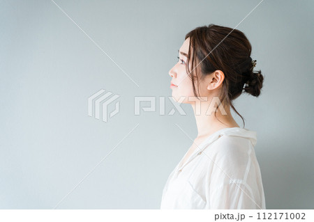 美容・スキンケア・ナチュラルな美肌・美白の女性(横顔) 美容・スキンケア・ナチュラルな美肌・美白の女性(横顔) 112171002