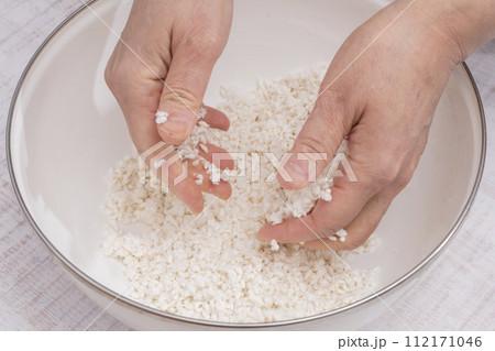 塩麹　塩、水を入れる　混ぜる 112171046