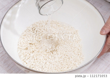 塩麹　塩、水を入れる　混ぜる 112171053