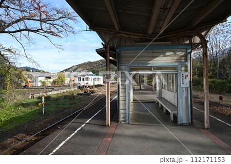 長良川鉄道・美濃市駅のプラットホーム【岐阜県美濃市】 112171153