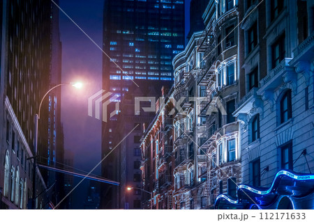 ニューヨークの街の夜景 ニューヨークの街の夜景 112171633