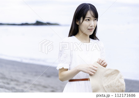 海を散策する白ワンピースの女性 海を散策する白ワンピースの女性 112171686