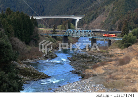冬の長良川と長良川鉄道 冬の長良川と長良川鉄道 112171741