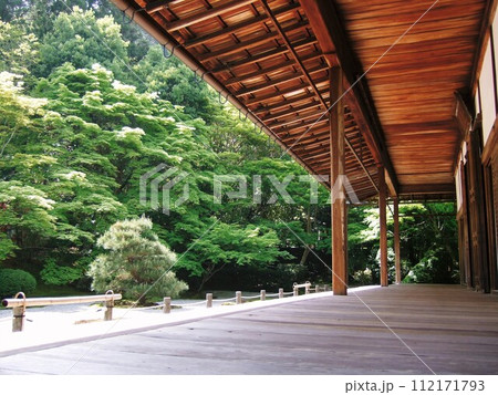 新緑の頃の南禅寺天授庵の風景 112171793