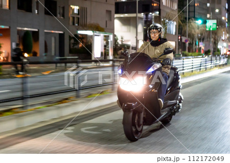 夜の街を走るオートバイ 112172049