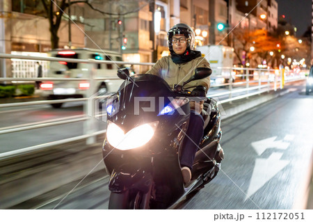 夜の街を走るオートバイ 夜の街を走るオートバイ 112172051