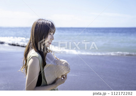 海岸を散策するワンピースの女性 112172202