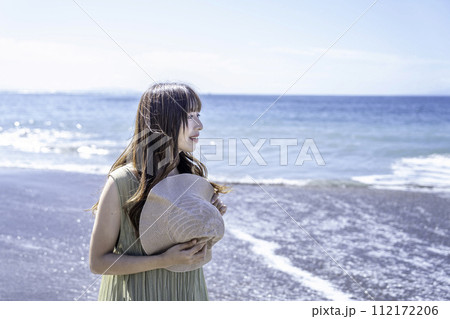 海岸を散策するワンピースの女性 海岸を散策するワンピースの女性 112172206
