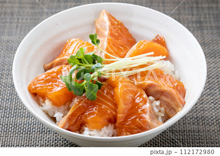 サーモン丼(漬けサーモン丼)。 112172980