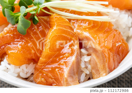 サーモン丼(漬けサーモン丼)のアップ。 112172986