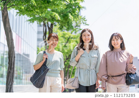 街を歩くビジネスウーマン・OL・女性・同僚・ママ友・女友達（買い物・旅行・女子旅） 112173285