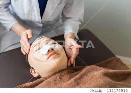 美容外科で整形手術を受けてダウンタイムを過ごす女性(経過観察) 美容外科で整形手術を受けてダウンタイムを過ごす女性(経過観察) 112173916