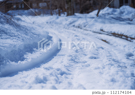 雪の積もった道路 冬の道路素材 112174104