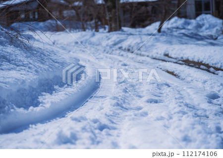 雪の積もった道路 冬の道路素材 雪の積もった道路 冬の道路素材 112174106