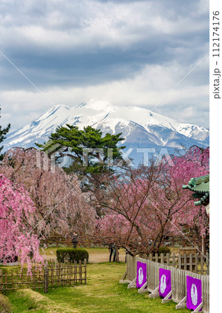 The snow-capped volcano of Mount Iwaki  112174176