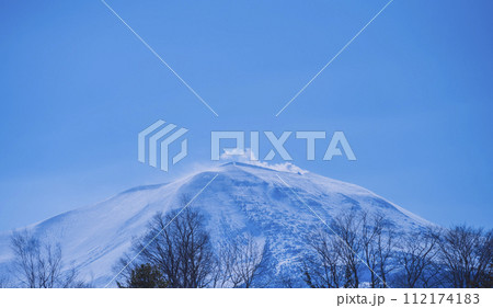 冬の浅間山 雪山 快晴風景素材 112174183