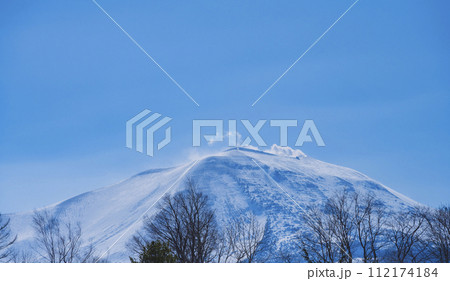 冬の浅間山 雪山 快晴風景素材 112174184