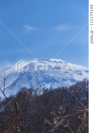 冬の浅間山 雪山 快晴風景素材 112174188