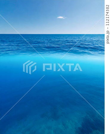横から見た青い海と海面（AI生成画像） 112174382