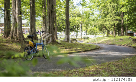 新緑・初夏のサイクリングイメージ (蒜山高原) 新緑・初夏のサイクリングイメージ (蒜山高原) 112174508
