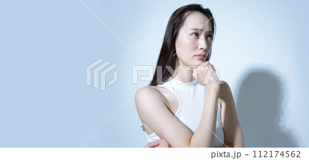悩む 落ち込む女性イメージ 悩む 落ち込む女性イメージ 112174562