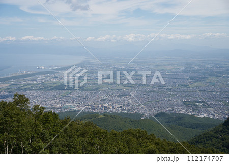 北海道札幌市手稲区の手稲山山頂からの風景写真　石狩湾のLNG基地も見える 112174707