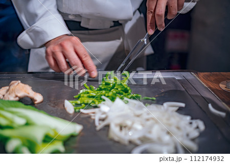 【#鉄板焼】野菜炒めを作るシェフの手元 【#鉄板焼】野菜炒めを作るシェフの手元 112174932
