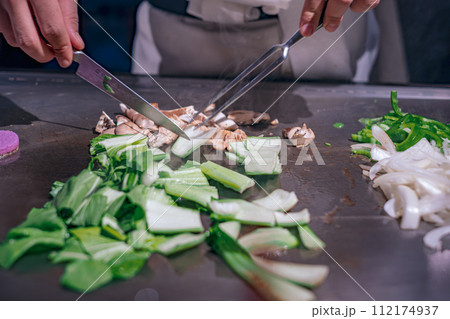 【#鉄板焼】野菜炒めを作るシェフの手元 112174937