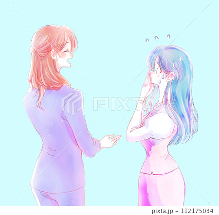 困っている女性に対応する女性 会社員 困っている女性に対応する女性 会社員 112175034