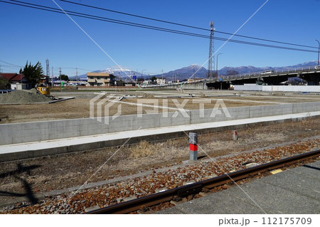 山梨県中巨摩郡昭和町のJR身延線の常永駅周辺の風景 山梨県中巨摩郡昭和町のJR身延線の常永駅周辺の風景 112175709