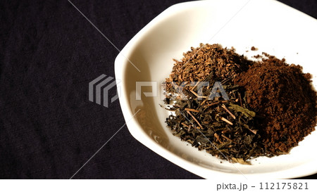 ほうじ茶殻、紅茶殻、コーヒーかすを乾燥させて再利用する。 112175821