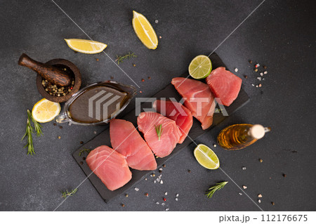 Pieces of Fresh tuna Fish fillet and soy sauce marinade in a glass bowl 112176675